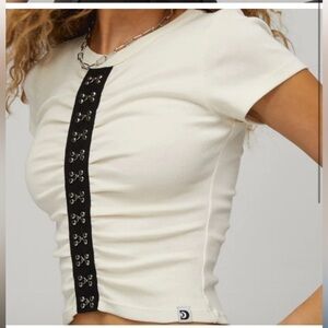 DAYDREAMER HOOK & EYE BABY TEE IN VINTAGE WHITE